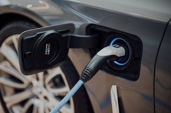 Comment adopter un mode de vie minimaliste avec l'énergie renouvelable ?